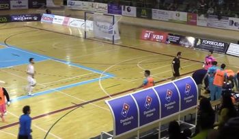 El momento en que un utilero muere de un infarto en pleno partido de fútbol sala