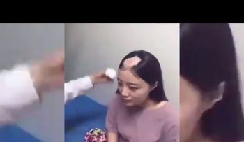 Una adolescente casi se queda calva mientras se somete a un reto viral (VIDEO)