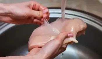 Lavar el pollo antes de cocinarlo aumenta el riesgo de propagación de bacterias en las manos 