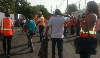 Enfrentamientos entre policías y empleados en intento de desalojo en la Coca-Cola
