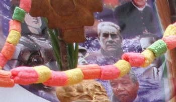 Dan por muerto a Nelson Mandela en altar del Día de los Difuntos en Bolivia 