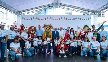 Voluntariado Banreservas lleva alegría navideña a niños del Ozama