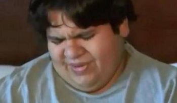 Joven retorna a Europa en un barco, porque aerolínea lo rechazó por ser muy gordo