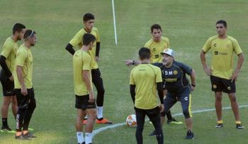Maradona inicia su camino para salvar al "Gran Pez"