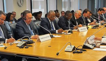 Valdez Albizu participa en reuniones de primavera FMI y del GBM