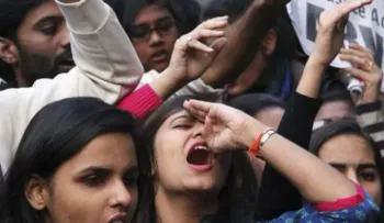 Increíble crueldad: Varios hombres violan una joven en la India por rechazar a un enamorado