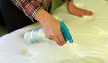 Cómo eliminar las manchas del colchón