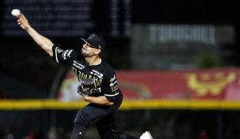 Escogido contrata al relevista Roel Ramírez