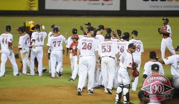 Escogido blanquea 8-0 al Licey; gana segundo partido en línea.