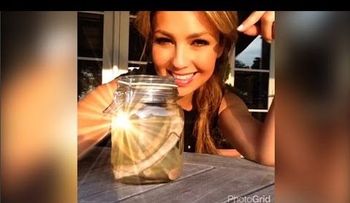 Thalía muestra costillas que se sacó dentro de un frasco