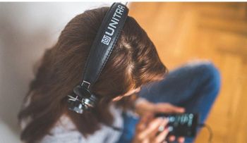 Eso es lo que pasa con tu cerebro cuando escuchas música en el trabajo