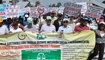 Trabajadores marchan al Congreso en demanda de aumento salarial 
