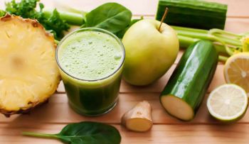 Jugo de piña, pepino, apio, jengibre y limón para eliminar la barriga