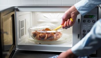 ¿Calentar comida en el microondas elimina su valor nutricional?