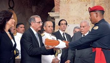 Tribunal ordena llevar restos de Caamaño al Panteón Nacional 