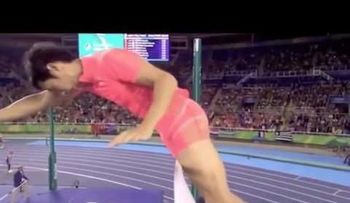 El atleta que perdió por tener el pene muy grande, salió llorando de competencia (VIDEO)