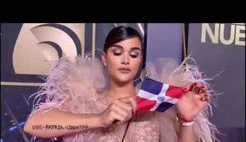 Clarissa Molina reclama en Premios Lo Nuestro democracia para la República Dominicana