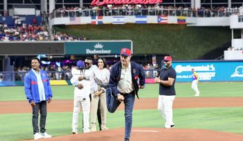 Presidente Abinader se convierte en el primer jefe de Estado en lanzar la primera bola en Clásico Mundial de Béisbol