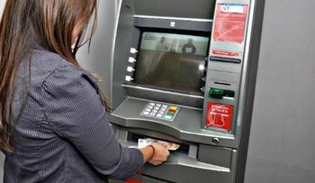 ¿Cuánto cobran los bancos por retirar dinero en el cajero?