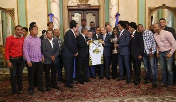 Presidente Medina recibe a jugadores del Club Rafael Barías, equipo campeón baloncesto DN
