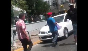 Amet se "emburuja" con un conductor 