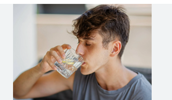 ¿Cómo es mejor tomar agua: poco a poco o mucha de un golpe?