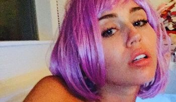 Miley Cyrus se desnuda, ¡y saca su lado más sucio!