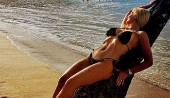 El destape de una periodista a los 47, en bikini
