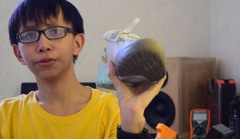 Un chico de 15 años crea un calzado que genera electricidad