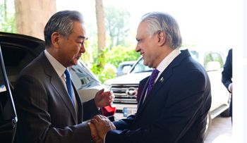 China realiza tres movimientos relámpago en Asia