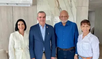 Abinader visita al exministro de Educación, Roberto Fulcar, aquejado de salud