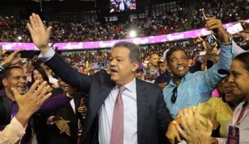 Leonel Fernández muestra su fortaleza frente a Danilo Medina 