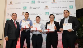 Banco Central premia ganadores de la competencia Economistas del futuro