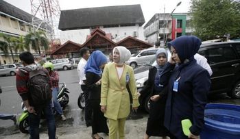 Un muerto y decenas de heridos tras un terremoto de 6,1 grados en Indonesia  