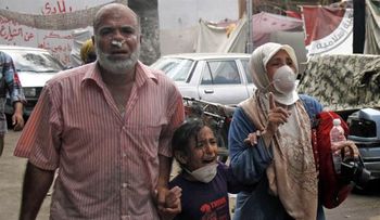 Fuerzas egipcias irrumpen en dos plazas en El Cairo dejando decenas de muertos