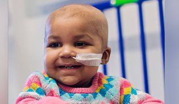 Un tratamiento inédito cura la leucemia aguda de una niña