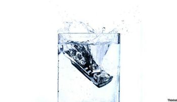 Qué hacer cuando se te moja el celular
