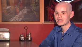 Paciente de cáncer gana pizza gratis por un año y la dona a un banco de comida