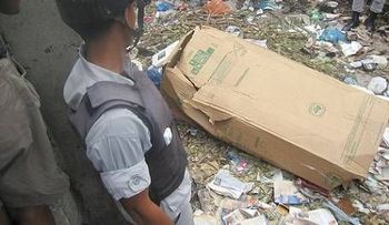 Encuentran mujer muerta en caja de cartón cerca mercado de SPM