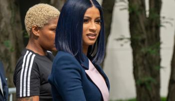 Cardi B se declara inocente de 14 cargos de agresión