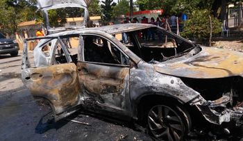 Tres heridos al incendiarse vehículo, tras discusión en centro votación de Cotuí