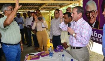 Reinaldo juramenta decenas de perredeistas en el PLD