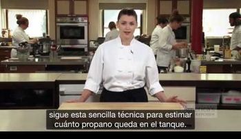 Ella tira agua sobre el tanque de gasâ?¦ La razón es muy buena!  (VIDEO)