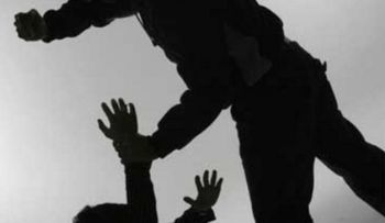 Hombre intenta matar a su madre a machetazos; será sometido a la justicia