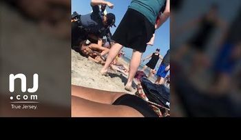 Investigan policía que golpeó una chica en playa de Nueva Jersey