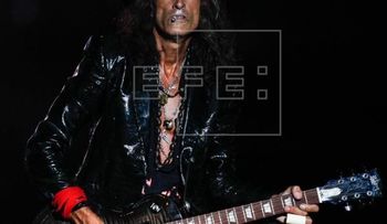El guitarrista de Aerosmith, hospitalizado tras caerse en un concierto