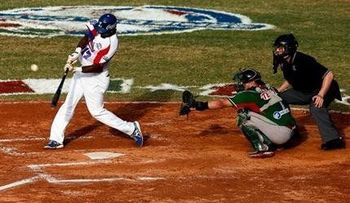 Eugenio Velez pega 2 jonrones y Dominicana vence 7-6 a México 