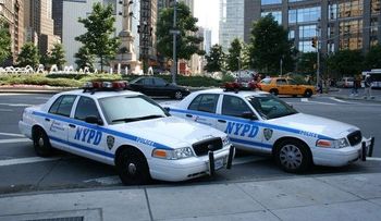 Policía de NY persigue hombre fue captado robando en edificio de Brooklyn