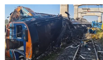 Grúa cae sobre tren en Tailandia y deja al menos 29 muertos