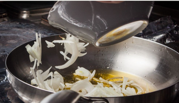 ¿Ajo o cebolla primero? El orden del sofrito cambia el sabor